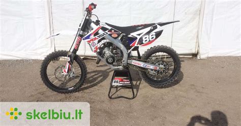 Enduro motociklas su profesionaliu vairuotoju