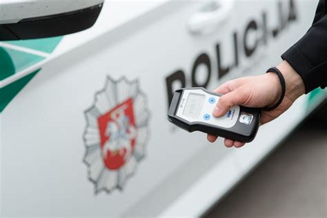 Alkoholio matuoklis ir policijos pareigūnai