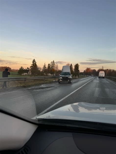Vairuotojas, kontroliuojantis automobilį ant slidžios kelio dangos