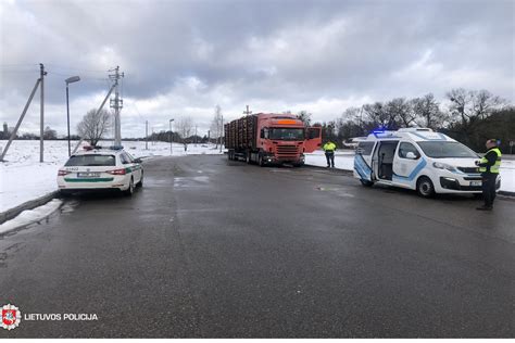 Gelbėtojai dirba prie sudaužytų transporto priemonių