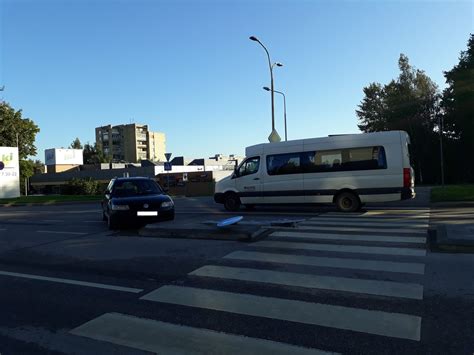 Saugumo salelė su kelio ženklais ir apribojimais