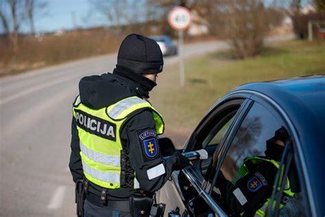 girtas vairuotojas sėdi prie vairo