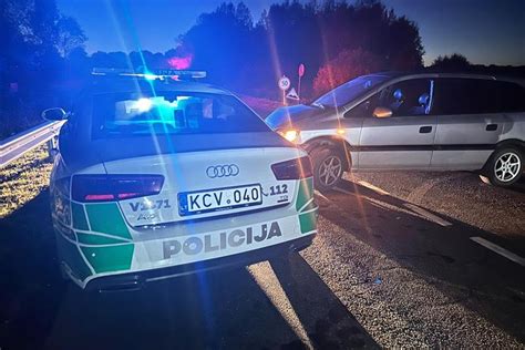 policijos pareigūnai tiria avarijos vietą