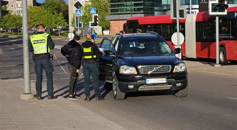 Vairuotojas ir pėsčiasis, besisveikinantys keliu