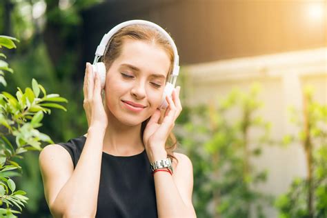 Vairuotojas klausosi muzikos automobilyje