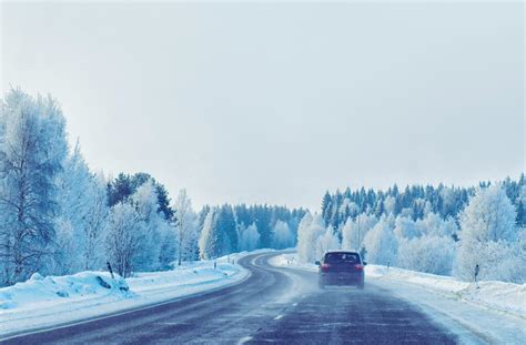 Schema, kaip išlaikyti saugų atstumą slidžiame kelyje