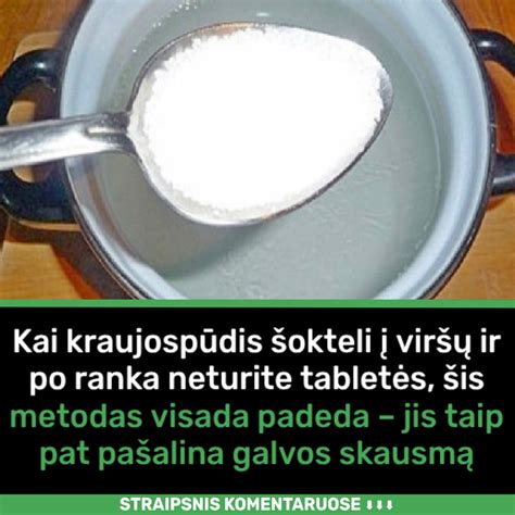 Žmogus laiko ranka kelį, patirdamas skausmą