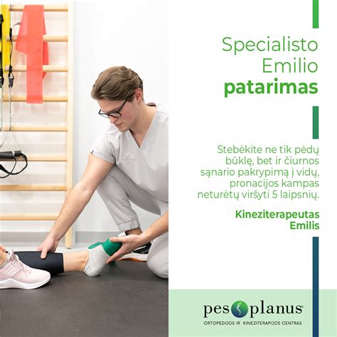 Kineziterapeutas atlieka pratimus su pacientu