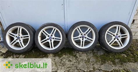 Pilki automobilio ratlankiai su mėlynais akcentais