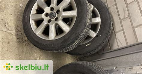 Automobilis su pilkais ratlankiais ir mėlynais akcentais