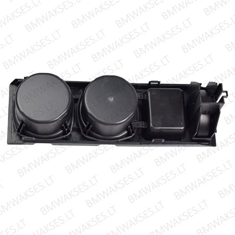 Pažeistas BMW E46 galinio žibinto laikiklis su korozijos požymiais