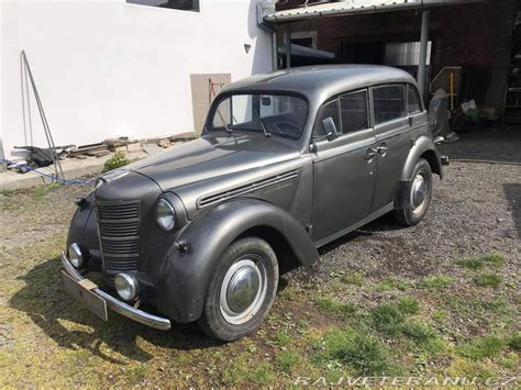 Vaidotas Marozas su pirmuoju automobiliu „Moskvič 401“