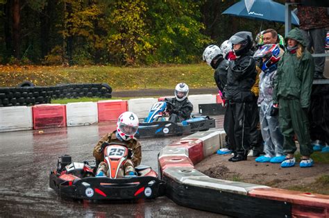 Vaidotas Marozas su sūnumi Vytautu kartingo trasoje