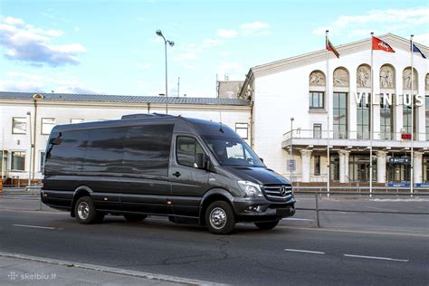 Mikroautobusas „Mercedes-Benz“ po avarijos Prienuose