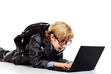 Mokytojas ir mokinys bendrauja prie kompiuterio