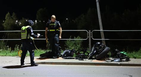 motociklas sukelia avariją