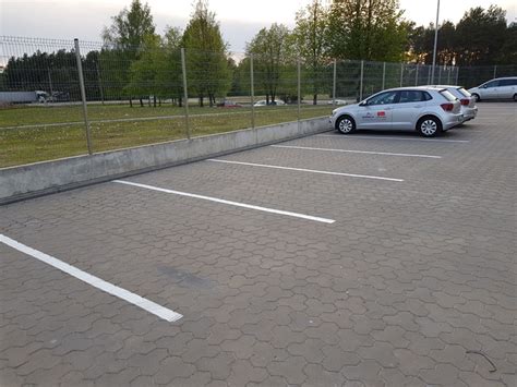 automobilis paliktas stovėjimo aikštelėje