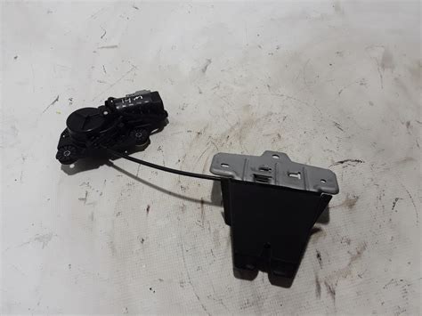 Volvo V50 bagažinės dangtelio mechaninio atrakinimo vieta