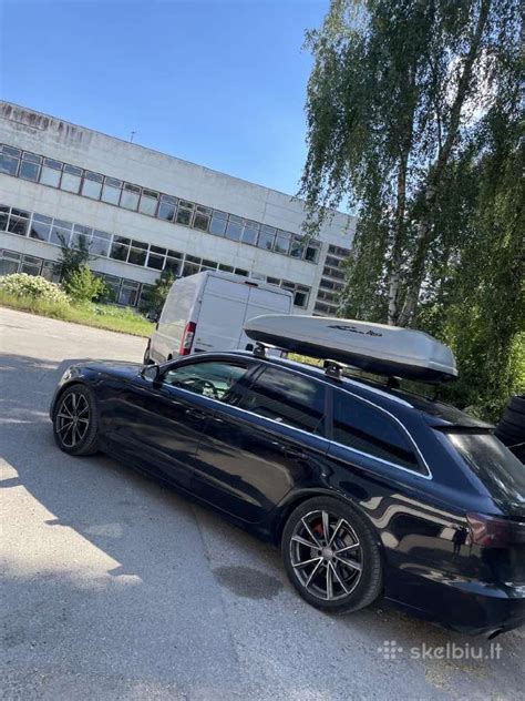 Citroen C8 su sumontuota stogo bagažine ir dviračių laikikliu