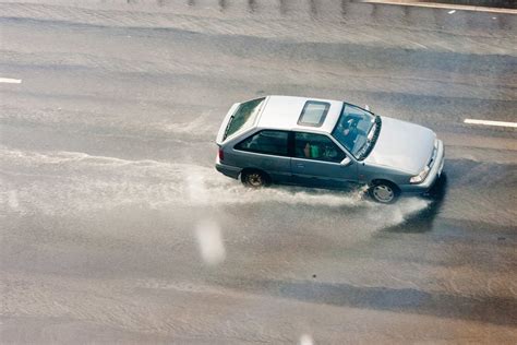 Automobilis važiuoja per lietų