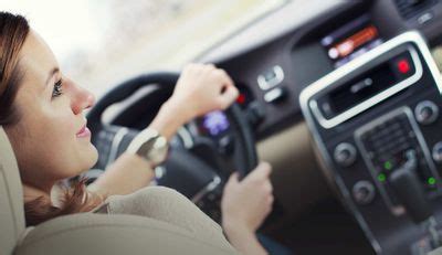 Girtos moterys vairuoja automobilį