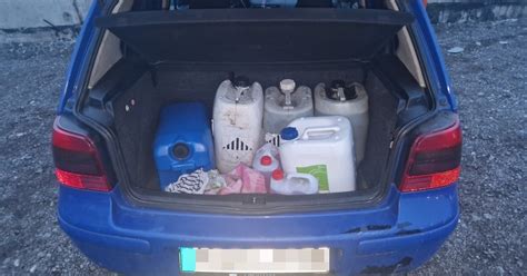 Nuotrauka, vaizduojanti automobilio bagažinėje sumontuotą aktyvų žemų dažnių garsiakalbį