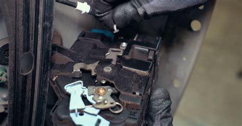 Schema, kaip atjungti automobilio durų apdailą ir prieiti prie veidrodėlio tvirtinimo