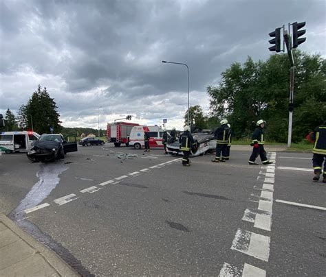 Schematinis brėžinys, kaip trys automobiliai galėjo susidurti sankryžoje