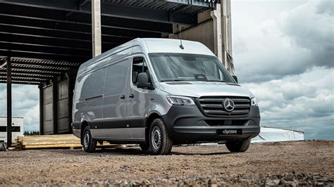 Elektrinis Mercedes-Benz eSprinter įkrovimo stotelėje