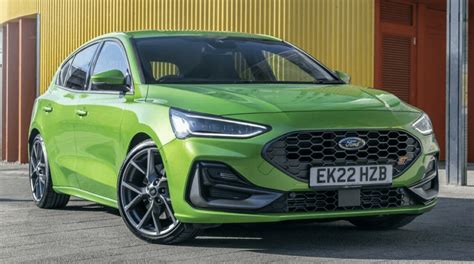 Ford Focus automobilis su naujais ratlankiais