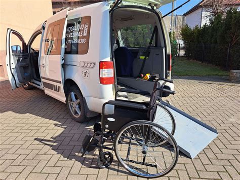 Neįgaliųjų vežimėliams pritaikytas automobilis