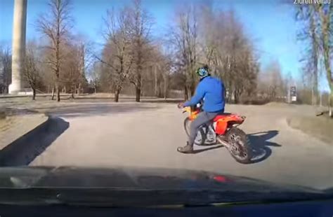 Motociklas, lekantis dideliu greičiu