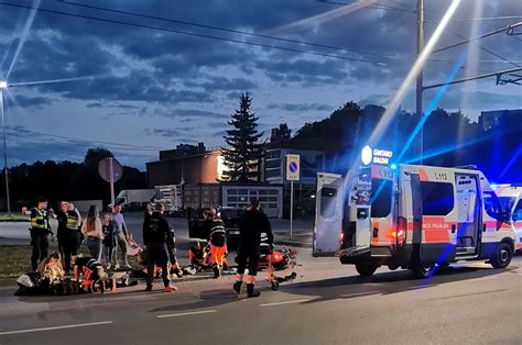 Schematinis susidūrimas motociklo ir automobilio apsisukant