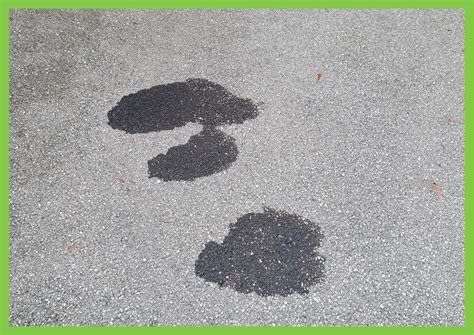 Automobilio skysčių dėmės ant asfalto
