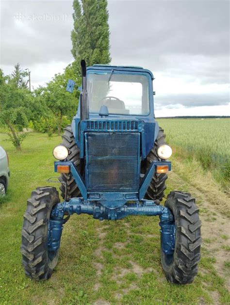 MTZ traktorius su naujomis padangomis laukuose