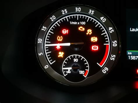 Automobilio prietaisų skydelis su įspėjamąja lempute