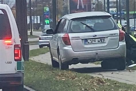 Vyras keičia automobilio ratą