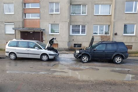 Neveikiantis automobilis daugiabučio kieme