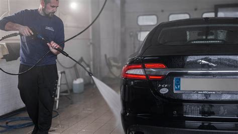 Automobilio paruošimas pardavimui: plovimas ir valymas