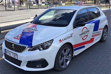 Vairavimo mokyklos automobiliai su skirtingomis pavarų dėžėmis