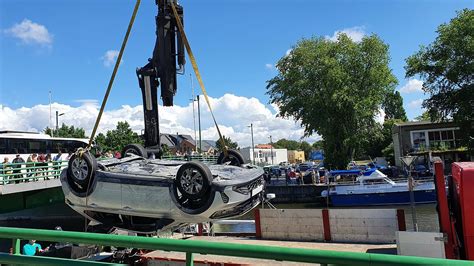 automobilis nuvirtęs į vandenį