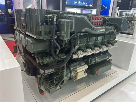 Schematinis variklio dalių susidėvėjimo palyginimas su šviežiais ir senais tepalais