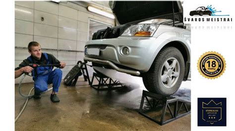 Autoserviso meistrai keičia variklio pagalvę