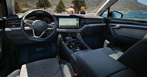 Volkswagen Touareg interjeras su navigacija