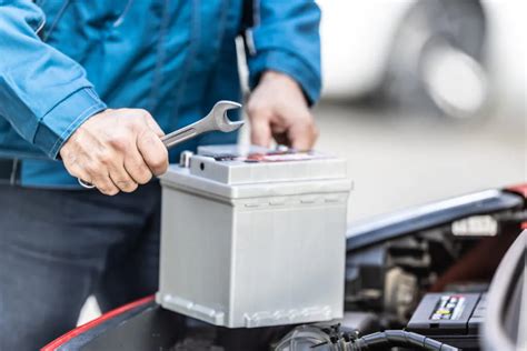 Vairuotojas renkasi automobilio akumuliatorių