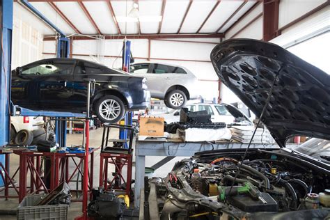 Automobilių remonto dirbtuvės su įvairia įranga