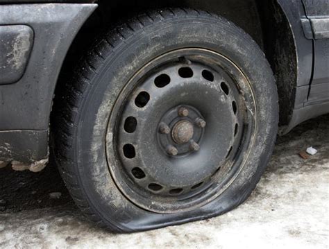 Simbolinė iliustracija - pradurta padanga