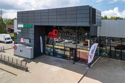 Prekybos centro EOLTAS interjeras su įvairiomis automobilių detalėmis ir aksesuarais