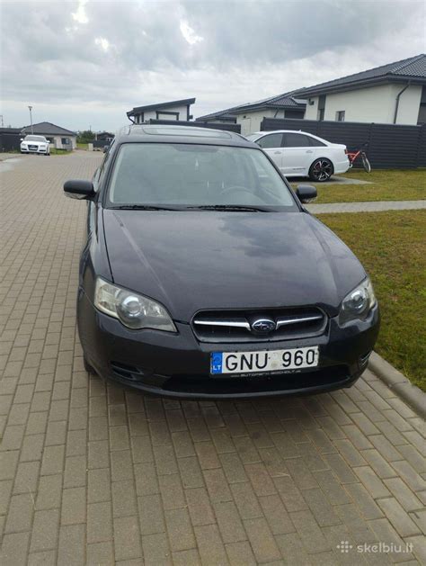 Automobilis važiuoja į įkalnę