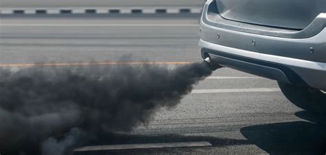 Dyzelinio automobilio išmetimo vamzdis su juodais dūmais